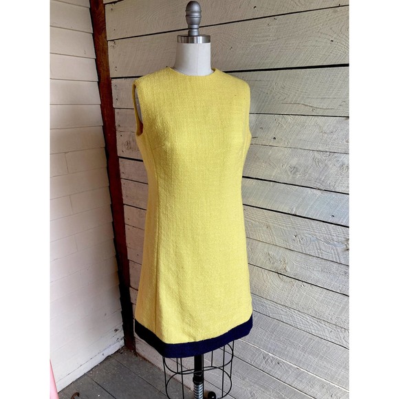 60s yellow sleeveless shift  mod style navy hem - Picture 2 of 7